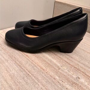 Clarks Women's Emily 2 Ruby Pump Navy Leather Size 7W NWOB